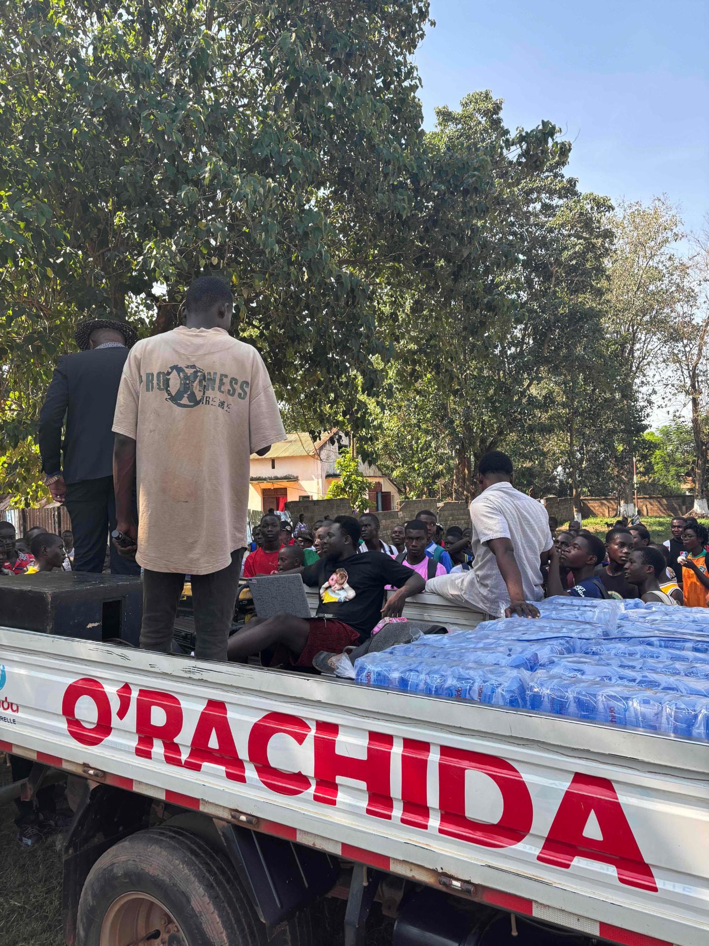 Camion O'Rachida entouré de jeunes lors d'une distribution de sachets