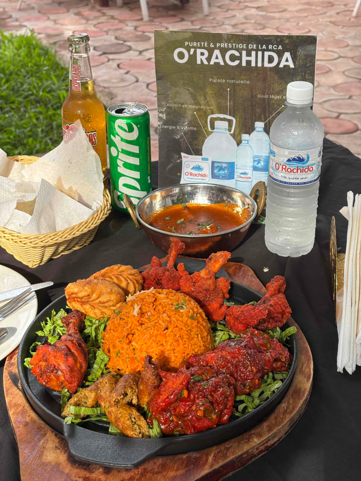 Affiche O'Rachida « Pureté & Prestige de la RCA » à table avec un plat