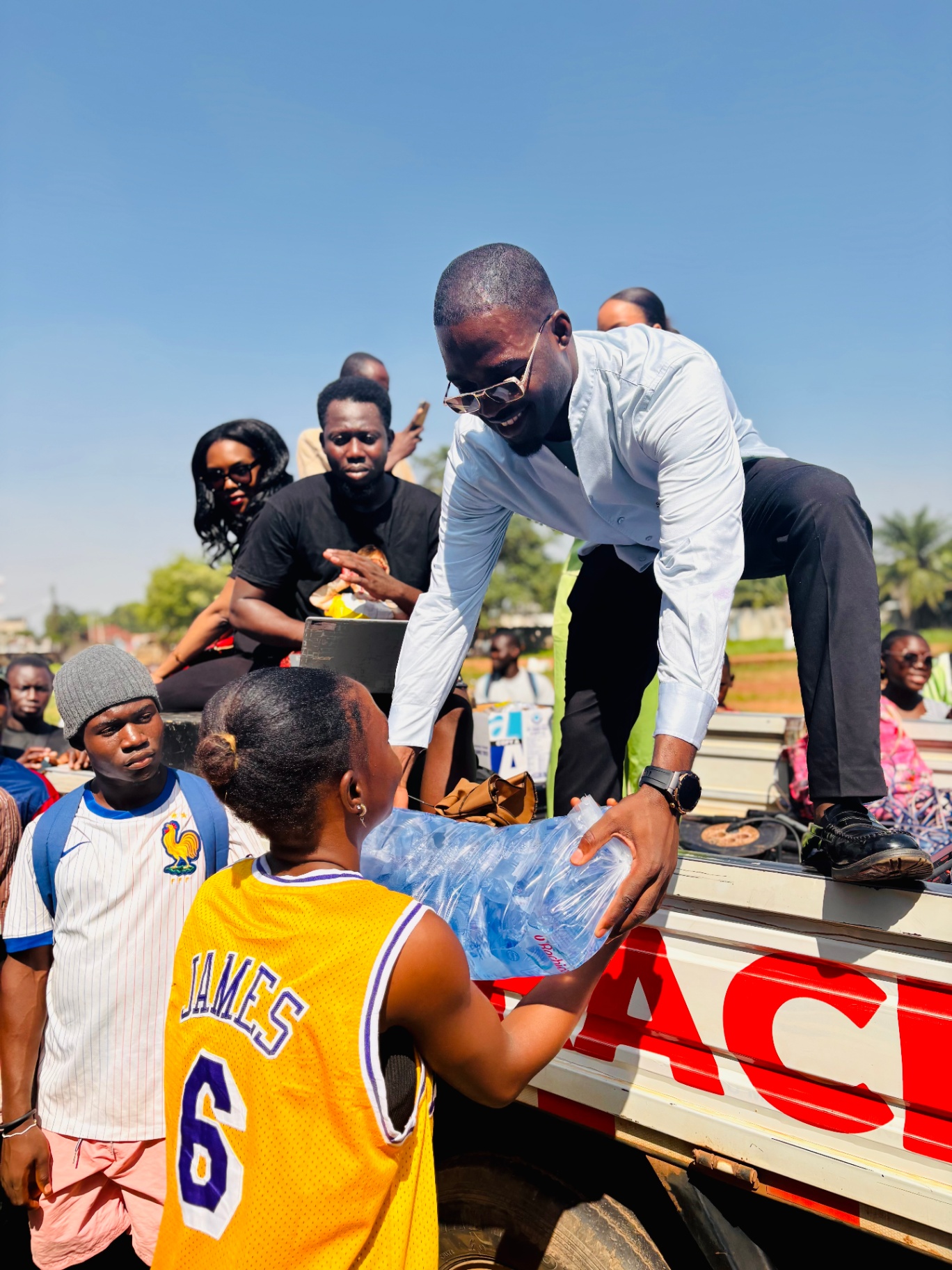 Distribution d'eau O'Rachida — action sociale sur le terrain