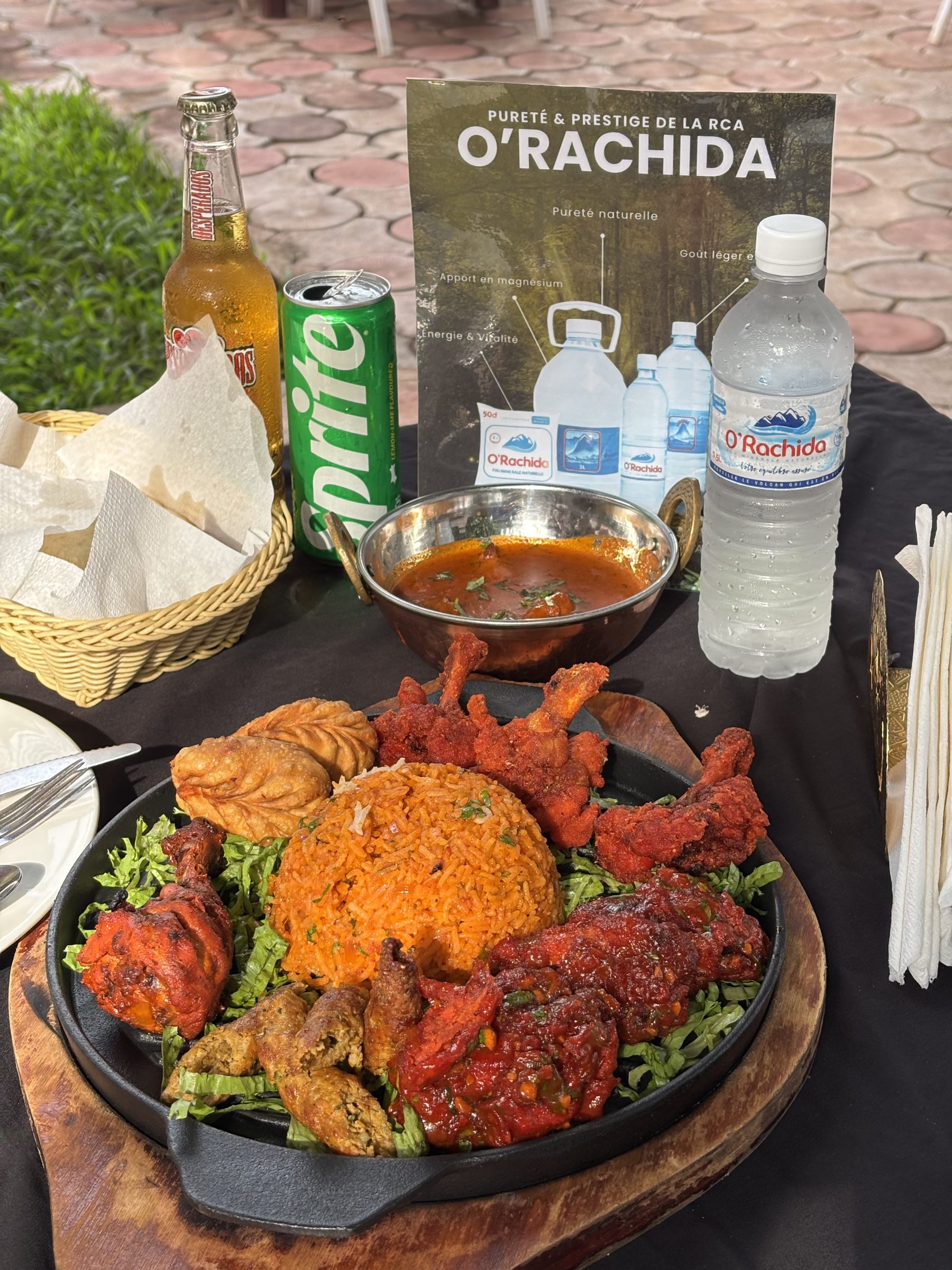 Une famille partage un repas avec O'Rachida